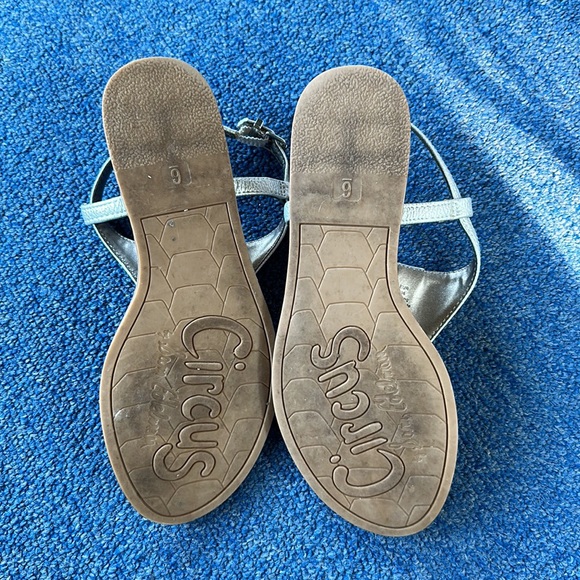 Circus by Sam Edelman Carolina Silver Metallic Thong Sandals Sz 6 - Picture 8 of 9
